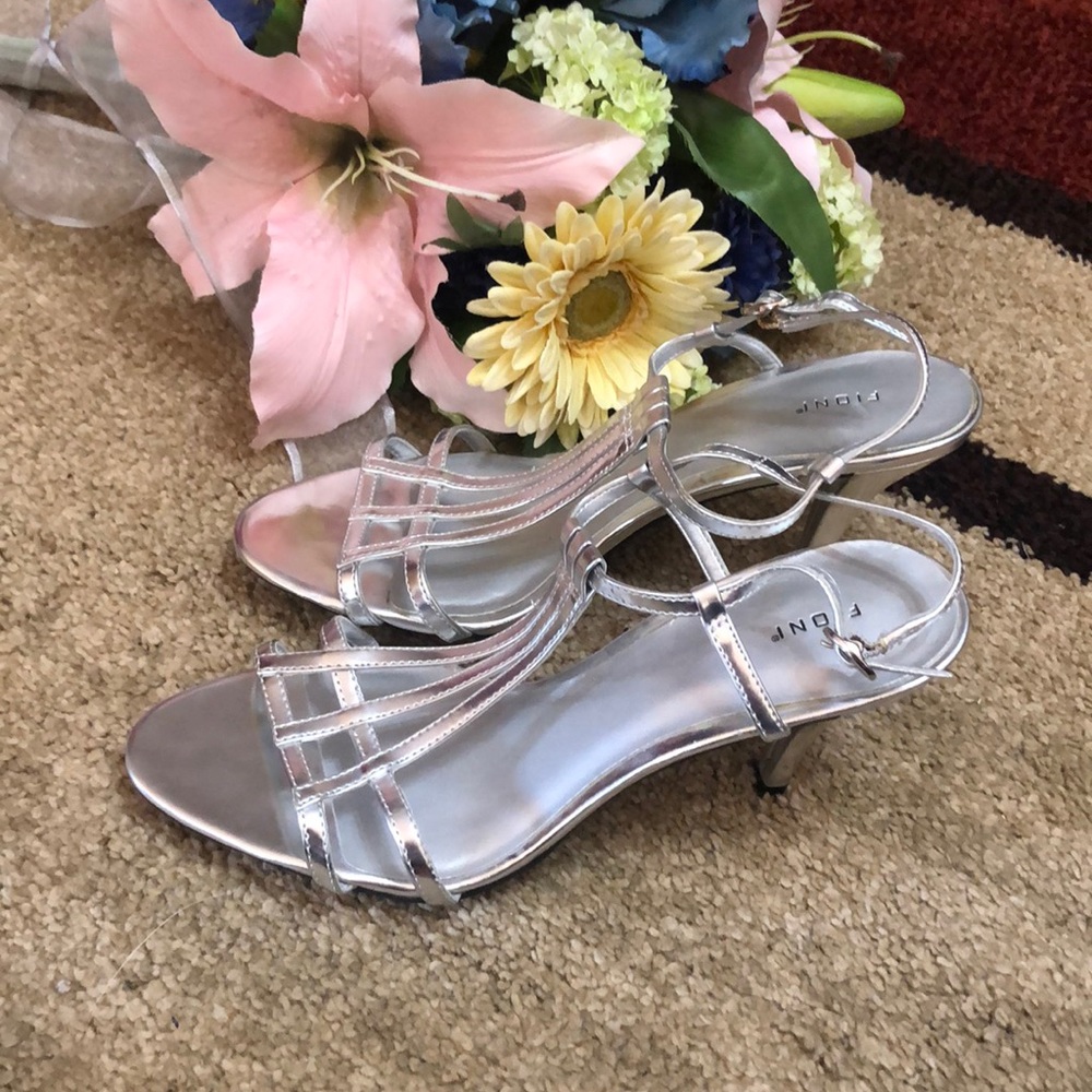 Silver heels - Picture 3 of 7